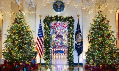 Los árboles de Navidad adornan el Cross Hall de la Casa Blanca en Washington, DC, EE. UU., el 2 de diciembre de 2024. EFE/EPA/Jim Lo Scalzo