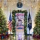 Los árboles de Navidad adornan el Cross Hall de la Casa Blanca en Washington, DC, EE. UU., el 2 de diciembre de 2024. EFE/EPA/Jim Lo Scalzo