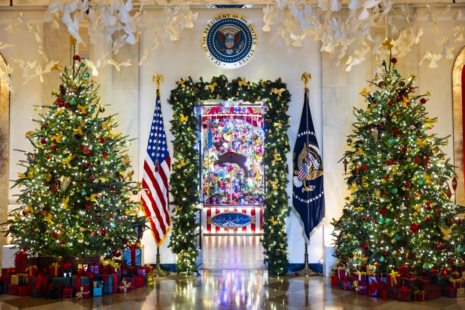 Los árboles de Navidad adornan el Cross Hall de la Casa Blanca en Washington, DC, EE. UU., el 2 de diciembre de 2024. EFE/EPA/Jim Lo Scalzo