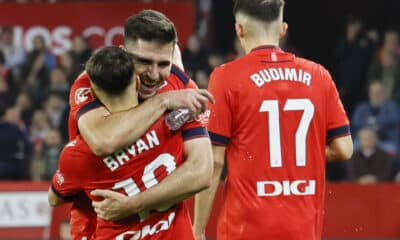 Los jugadores de Osasuna celebran el gol ante el Sevilla, durante el partido de LaLiga que Sevilla FC y CA Osasuna disputan este lunes en el estadio Ramón Sánchez-Pizjuán. EFE/José Manuel Vidal