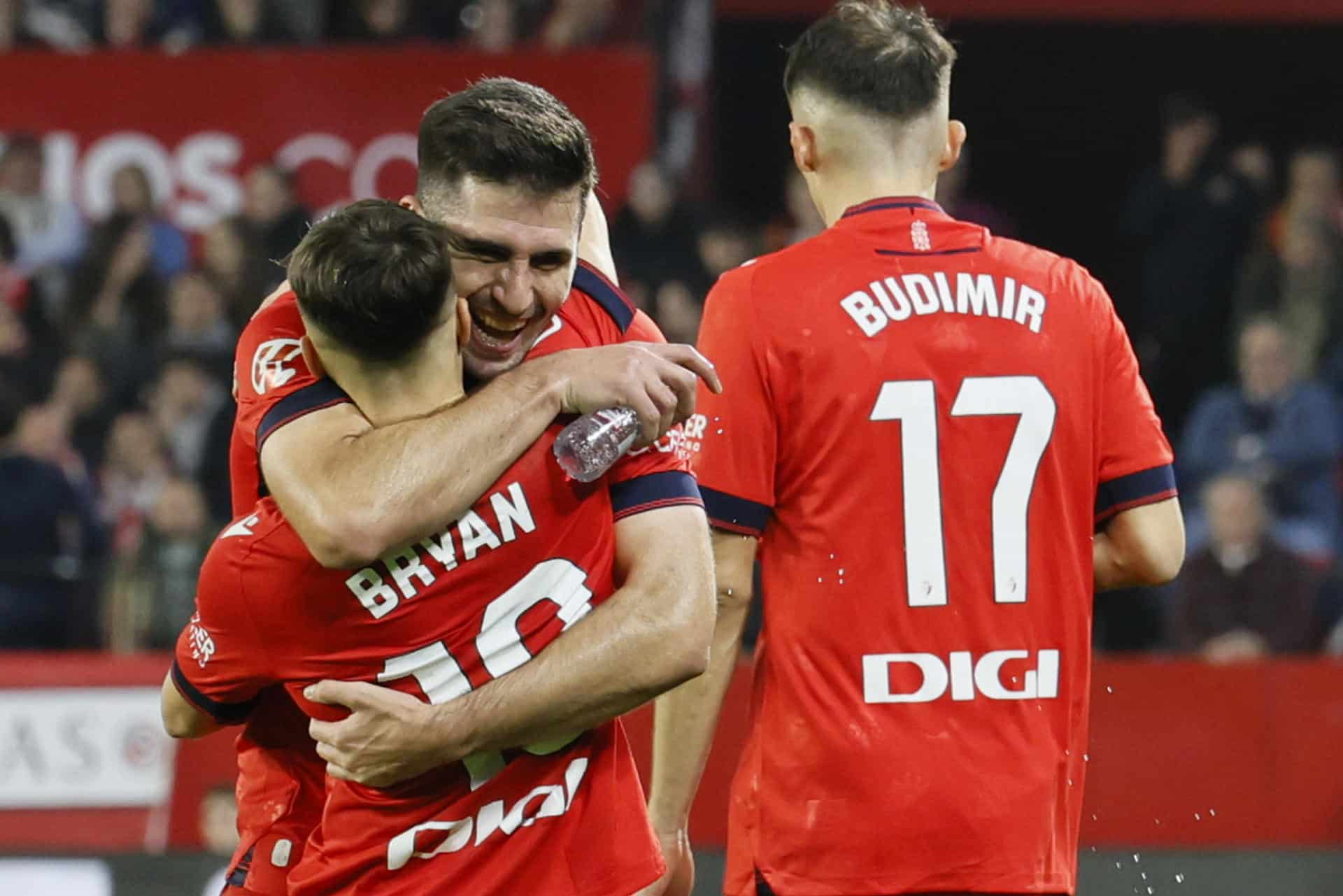 Los jugadores de Osasuna celebran el gol ante el Sevilla, durante el partido de LaLiga que Sevilla FC y CA Osasuna disputan este lunes en el estadio Ramón Sánchez-Pizjuán. EFE/José Manuel Vidal