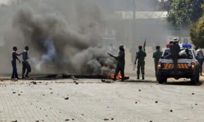 Foto archivo. La policía trata de mantener el orden durante un día de disturbios en Maputo (Mozambique), EFE/ANTONIO SILVA