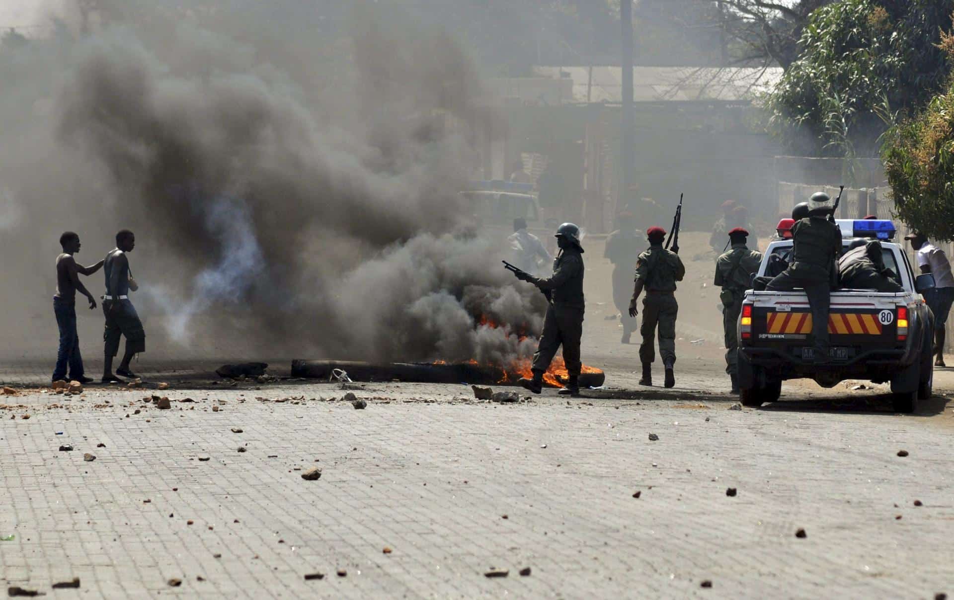 Foto archivo. La policía trata de mantener el orden durante un día de disturbios en Maputo (Mozambique), EFE/ANTONIO SILVA