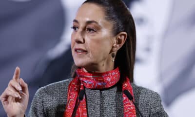 La presidenta de México, Claudia Sheinbaum, habla durante su rueda de prensa matutina este lunes, en el Palacio Nacional de la Ciudad de México (México).  EFE/ Sáshenka Gutiérrez