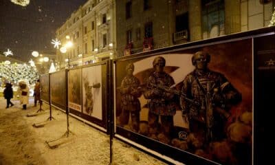 Varias personas pasan junto a la exposición 'Juntos hacia la victoria' de carteles militares creados por artistas y dedicados a los soldados rusos, en el centro de San Petersburgo, Rusia. EFE/EPA/ANATOLY MALTSEV