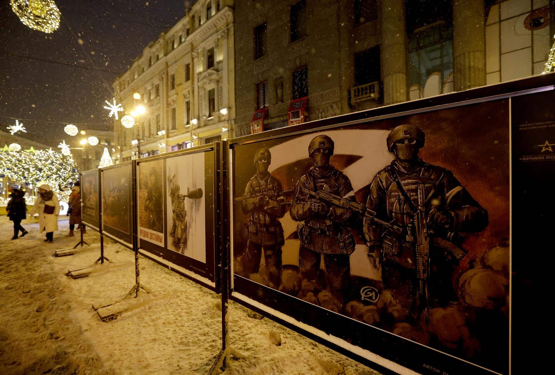 Varias personas pasan junto a la exposición 'Juntos hacia la victoria' de carteles militares creados por artistas y dedicados a los soldados rusos, en el centro de San Petersburgo, Rusia. EFE/EPA/ANATOLY MALTSEV