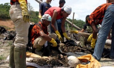 Voluntarios desentierran los restos de unas víctimas del maremoto en la localidad de Glee U (Indonesia) tras el maremoto del pasado 26 de diciembre. EFE/Nani Afrida/Archivo