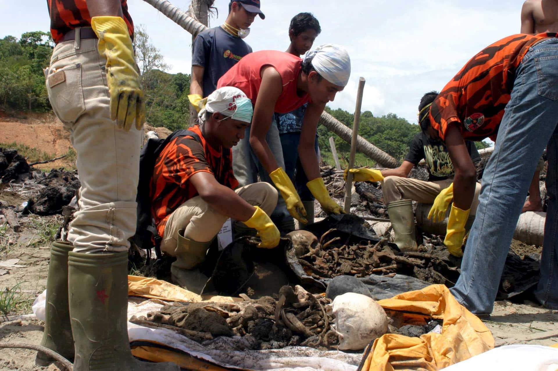 Voluntarios desentierran los restos de unas víctimas del maremoto en la localidad de Glee U (Indonesia) tras el maremoto del pasado 26 de diciembre. EFE/Nani Afrida/Archivo