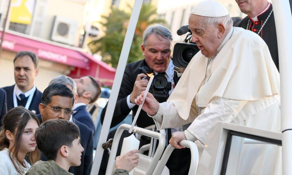 El Papa Francisco enciende una vela en la pequeña estatua de la Madonuccia, santa patrona de Ajaccio, durante su visita a la isla de Córcega. Imagen de archivo. EFE/ETTORE FERRARI