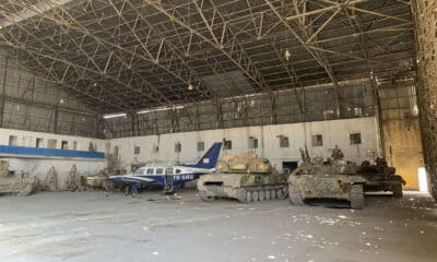 Una aeronave y tanques del antiguo régimen sirio en la base aérea de Mezzeh, a las afueras de Damasco, vistos el 18 de diciembre de 2024. EFE/Noemí Jabois