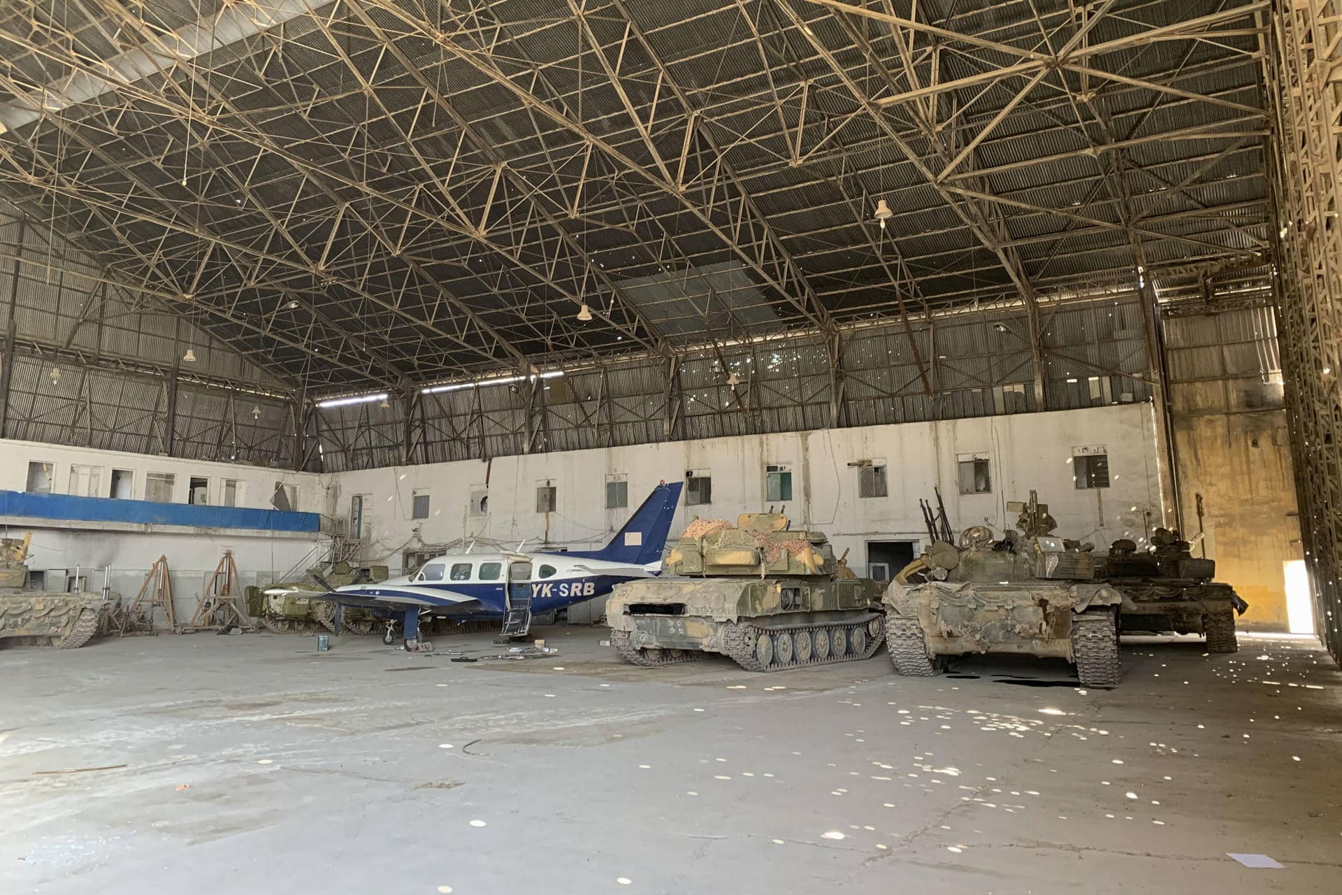 Una aeronave y tanques del antiguo régimen sirio en la base aérea de Mezzeh, a las afueras de Damasco, vistos el 18 de diciembre de 2024. EFE/Noemí Jabois