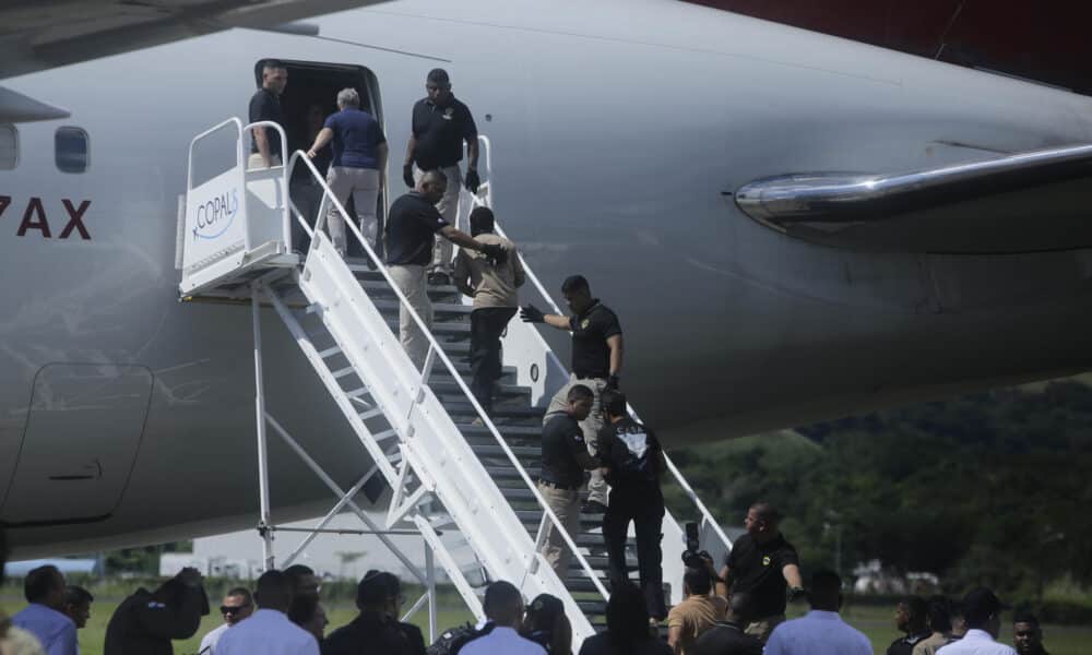 Imagen de archivo de migrantes deportados que suben a un avión. EFE/ Carlos Lemos