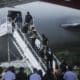 Imagen de archivo de migrantes deportados que suben a un avión. EFE/ Carlos Lemos