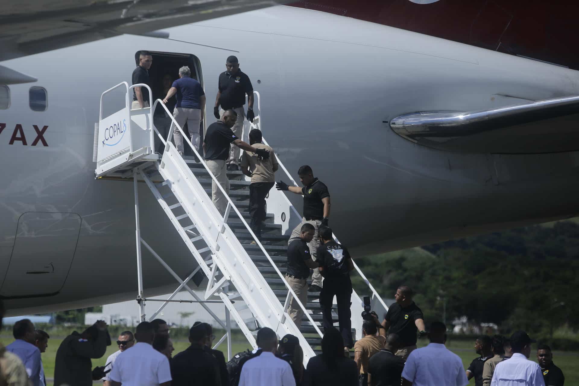 Imagen de archivo de migrantes deportados que suben a un avión. EFE/ Carlos Lemos