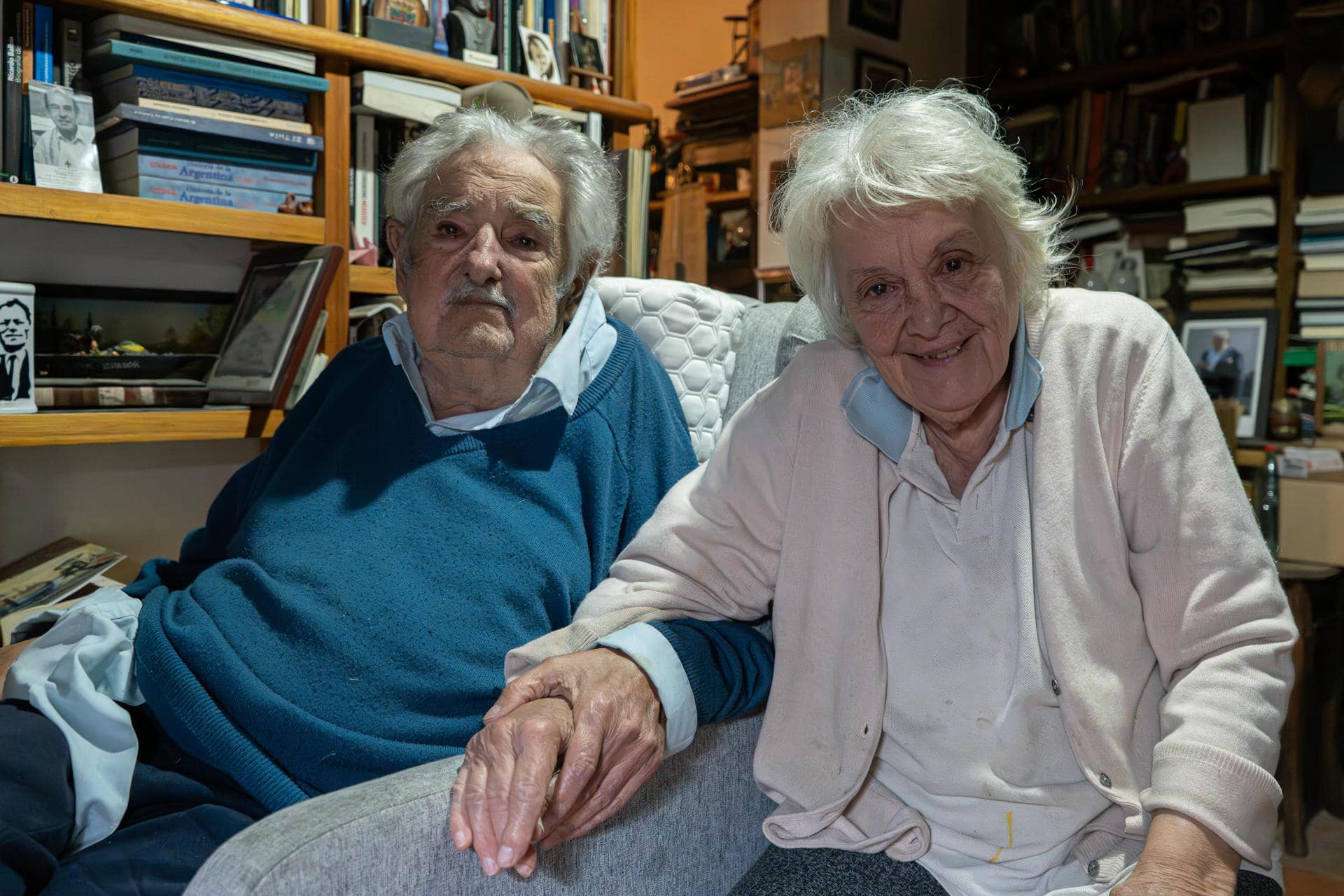 Fotografía del expresidente de Uruguay José Mujica y su esposa, Lucía Topolansk. EFE/ Sofía Torres