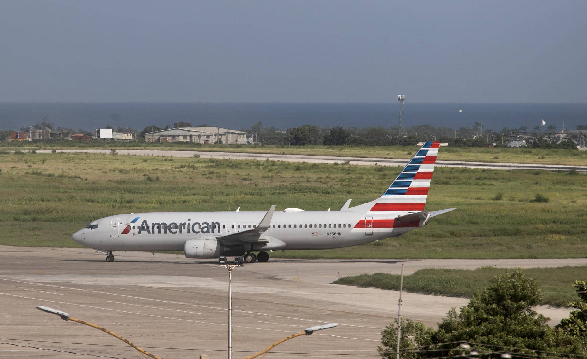 Fotografía de archivo del 30 de mayo de 2024 de un avión de la compañía American Airlines antes de decolar en Puerto Príncipe (Haití). EFE/ Orlando Barría