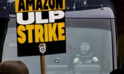 Un repartidor de Amazon se ve impedido de salir de un almacén por una línea de piquetes de trabajadores de Amazon en huelga afiliados al sindicato Teamsters en el distrito de Queens de Nueva York. EFE/EPA/JUSTIN LANE