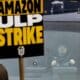 Un repartidor de Amazon se ve impedido de salir de un almacén por una línea de piquetes de trabajadores de Amazon en huelga afiliados al sindicato Teamsters en el distrito de Queens de Nueva York. EFE/EPA/JUSTIN LANE