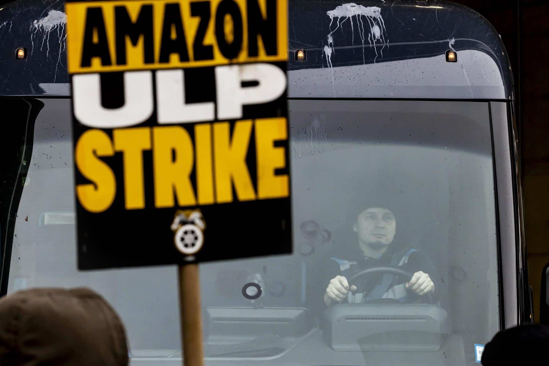 Un repartidor de Amazon se ve impedido de salir de un almacén por una línea de piquetes de trabajadores de Amazon en huelga afiliados al sindicato Teamsters en el distrito de Queens de Nueva York. EFE/EPA/JUSTIN LANE