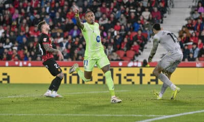 El delantero del Barcelona Raphinha (c) celebra tras marcar el tercer gol ante el Mallorca. EFE/MIQUEL BORRÀS