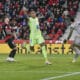 El delantero del Barcelona Raphinha (c) celebra tras marcar el tercer gol ante el Mallorca. EFE/MIQUEL BORRÀS