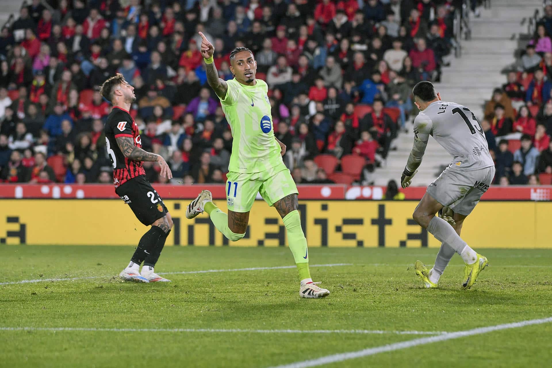 El delantero del Barcelona Raphinha (c) celebra tras marcar el tercer gol ante el Mallorca. EFE/MIQUEL BORRÀS