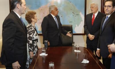 El presidente de Panamá, José Raúl Mulino (c), la expresidenta Mireya Moscoso (2-i), el expresidente Ernesto Pérez Balladares (2-d), y el expresidente Martín Torrrijos (d), reaccionan durante una reunión este lunes, en la Ciudad de Panamá (Panamá). EFE/ Bienvenido Velasco