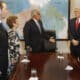 El presidente de Panamá, José Raúl Mulino (c), la expresidenta Mireya Moscoso (2-i), el expresidente Ernesto Pérez Balladares (2-d), y el expresidente Martín Torrrijos (d), reaccionan durante una reunión este lunes, en la Ciudad de Panamá (Panamá). EFE/ Bienvenido Velasco