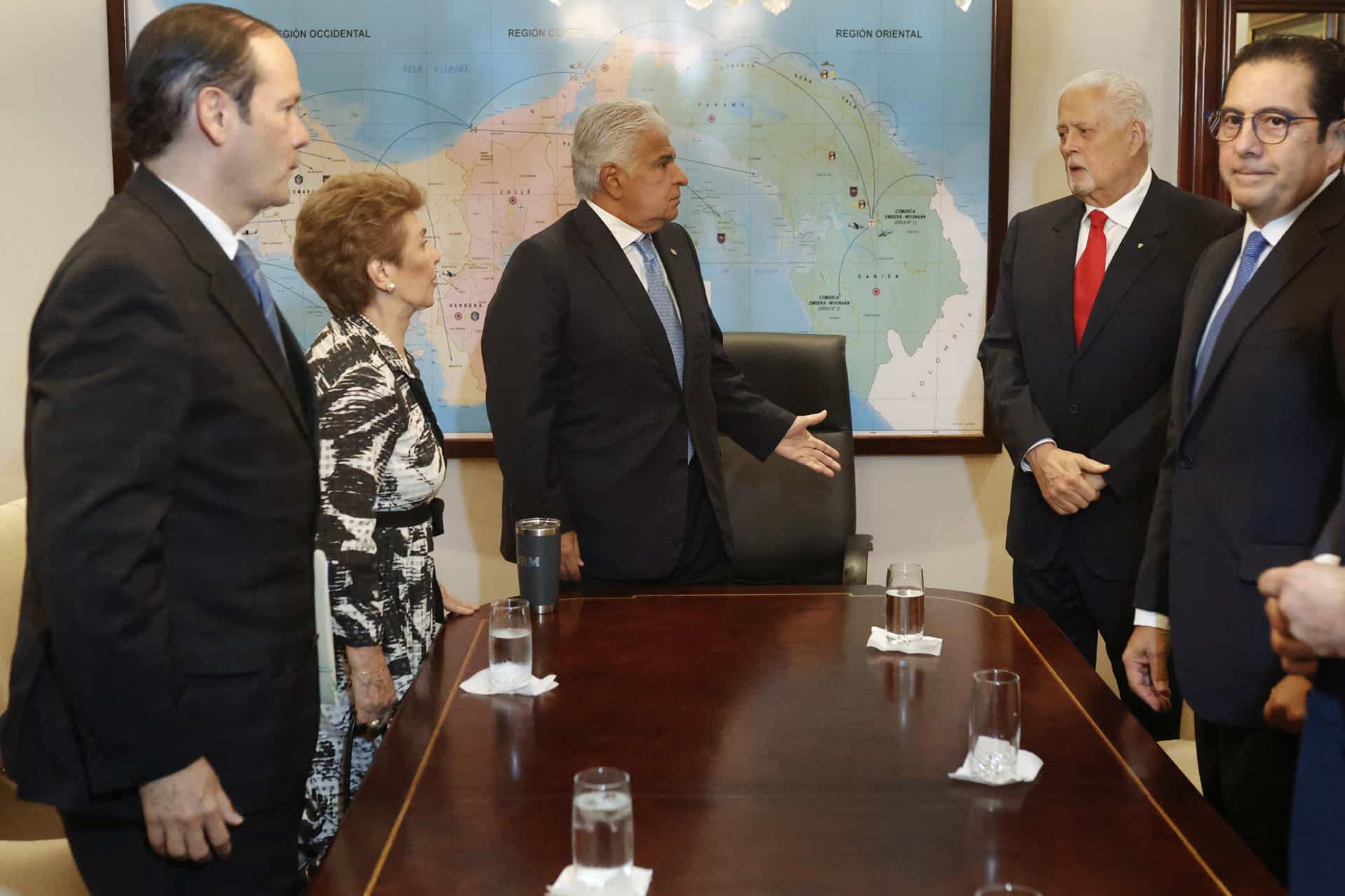 El presidente de Panamá, José Raúl Mulino (c), la expresidenta Mireya Moscoso (2-i), el expresidente Ernesto Pérez Balladares (2-d), y el expresidente Martín Torrrijos (d), reaccionan durante una reunión este lunes, en la Ciudad de Panamá (Panamá). EFE/ Bienvenido Velasco