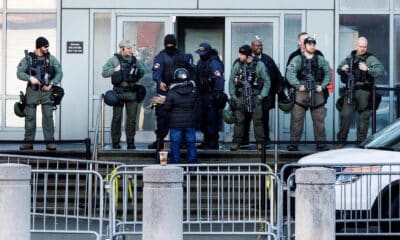 Fotografía de archivo en donde se ve a varios policías federales mientras vigilan el Centro Metropolitano de Detención, en Brooklyn (Nueva York). EFE/ Justin Lane