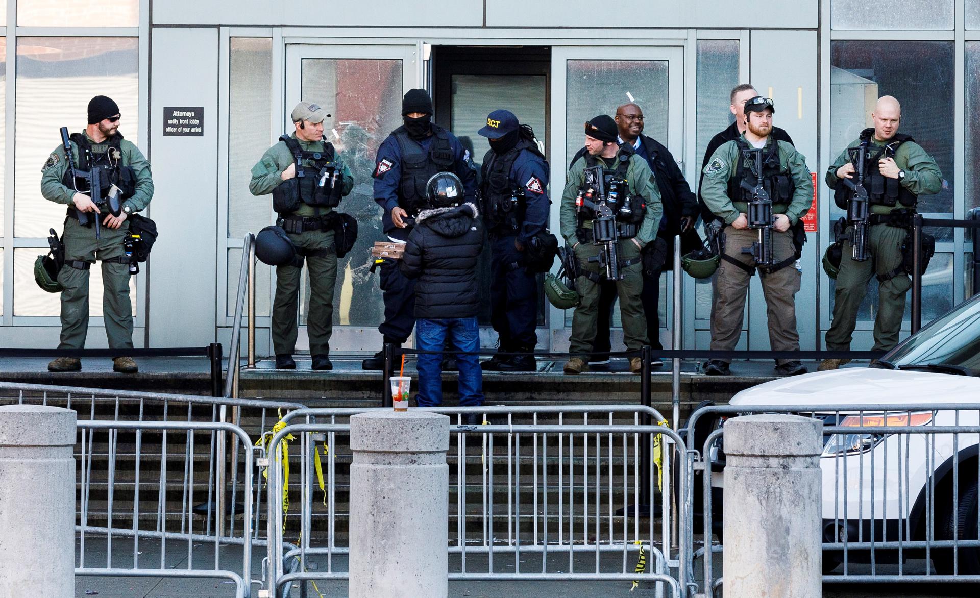 Fotografía de archivo en donde se ve a varios policías federales mientras vigilan el Centro Metropolitano de Detención, en Brooklyn (Nueva York). EFE/ Justin Lane