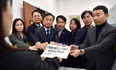 Los legisladores del principal partido opositor surcoreano, el Partido Demócrata, y otros partidos menores de la oposición presentan un proyecto de ley para destituir al presidente, Yoon Suk-yeol, a la oficina de proyectos de ley de la Asamblea Nacional en Seúl, el 4 de diciembre de 2024. EFE/EPA/YONHAP SOUTH KOREA OUT