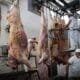 Fotografía de archivo que muestra a trabajadores de un frigorífico uruguayo cortando carne vacuna en Montevideo. EFE/Federico Anfitti