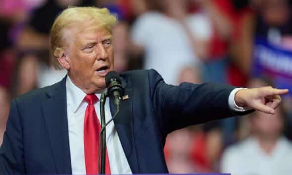 Fotografía de archivo del 20 de julio de 2024 del candidato presidencial republicano Donald J. Trump hablando en su primer mitin en el Van Andel Arena, en Michigan (Estados Unidos). EFE/ Allison Dinner ARCHIVO