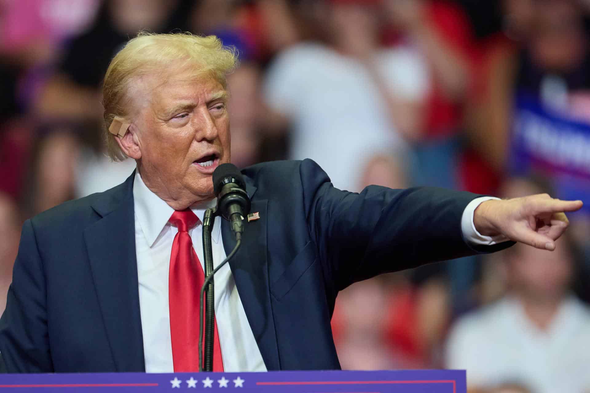 Fotografía de archivo del 20 de julio de 2024 del candidato presidencial republicano Donald J. Trump hablando en su primer mitin en el Van Andel Arena, en Michigan (Estados Unidos). EFE/ Allison Dinner ARCHIVO