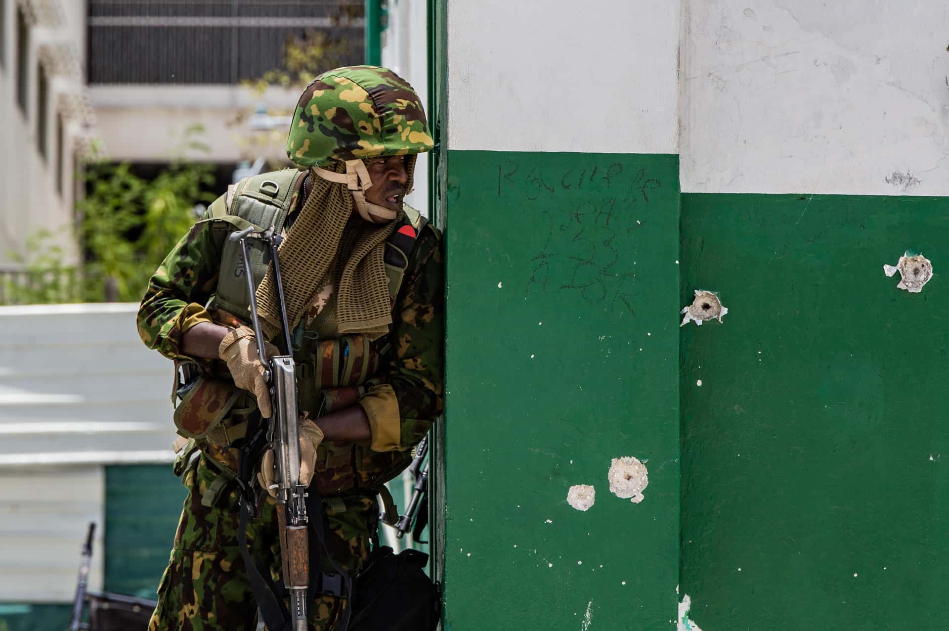 Fotografía de archivo del 29 de julio de 2024 de un policía keniano vigilando una calle luego de un ataque en Puerto Príncipe (Haití). EFE/ Mentor David Lorens / ARCHIVO