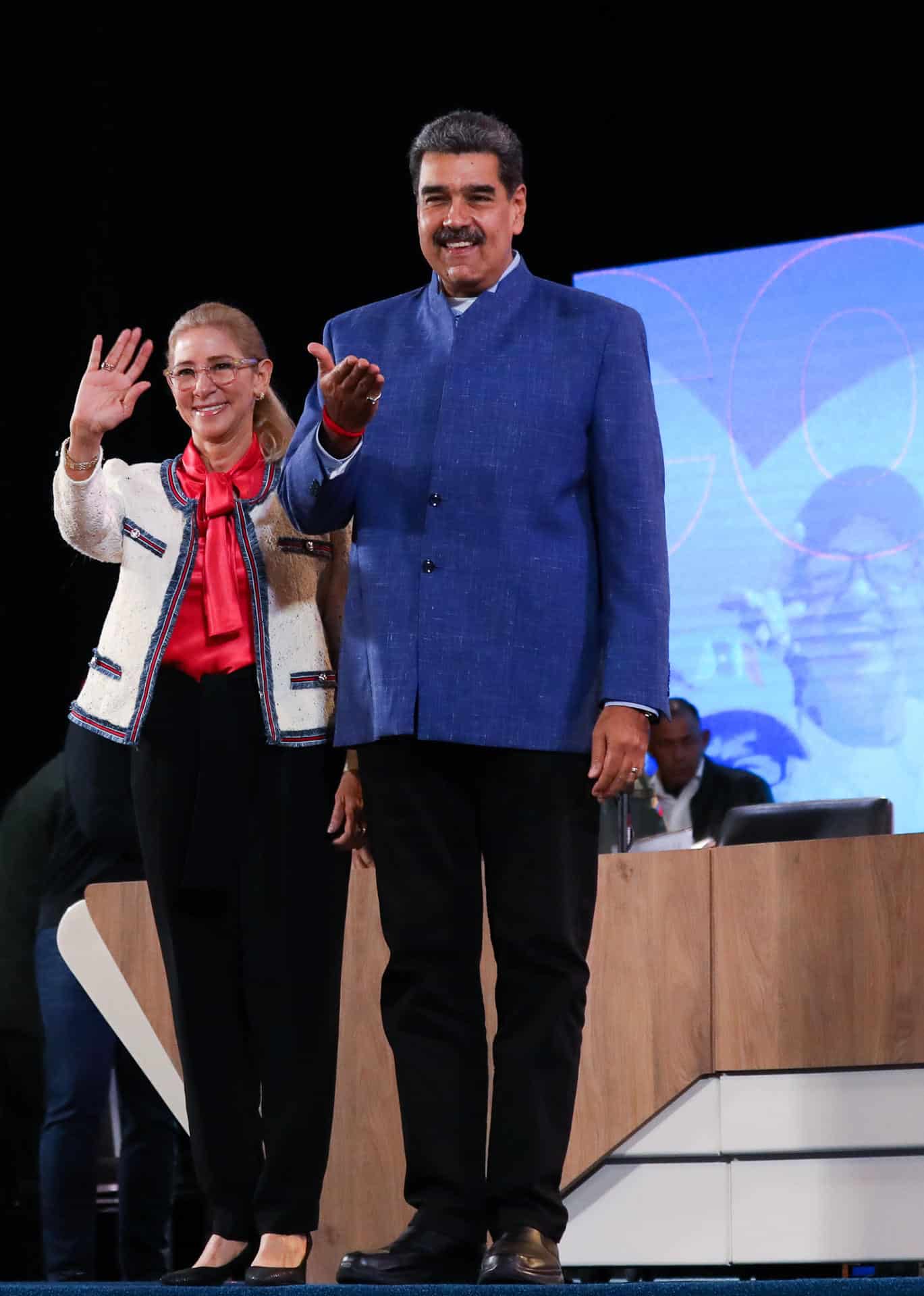 AME6336. CARACAS (VENEZUELA), 18/12/2024.- Fotografía cedida por Prensa Miraflores del presidente de Venezuela, Nicolás Maduro (d), junto a la primera dama de Venezuela, Cilia flores, saludando durante un encuentro con juezas y jueces de Paz Comunal este miércoles, en Caracas (Venezuela). Maduro reiteró que jurará como mandatario reelecto, en un clima de "paz y tranquilidad", el 10 de enero, cuando el opositor Edmundo González Urrutia -exiliado en España-, quien reivindica la victoria en los comicios de julio, insiste en que estará de regreso en Caracas para tomar posesión como jefe de Estado. EFE/ Prensa Miraflores /SOLO USO EDITORIAL NO VENTAS /SOLO DISPONIBLE PARA ILUSTRAR LA NOTICIA QUE ACOMPAÑA (CRÉDITO OBLIGATORIO)