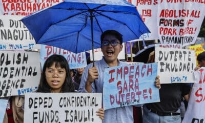 Quezon City (Philippines), 04/12/2024.- Protesters hold a rally calling for the impeachment of Philippine Vice-President Sara Duterte (not pictured), outside the House of Representatives (HOR) in Quezon City, Metro Manila, Philippines, 04 December 2024. A second impeachment complaint against Duterte was filed on 04 December at the HOR by members of multi-sectoral groups, citing betrayal of public trust as an offense manifested by misuse of funds by the Office of the Vice-President and by the office she previously held in the Department of Education. (Protestas, Filipinas) EFE/EPA/ROLEX DELA PENA