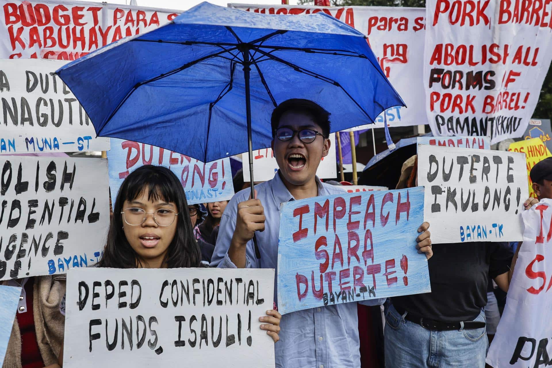 Quezon City (Philippines), 04/12/2024.- Protesters hold a rally calling for the impeachment of Philippine Vice-President Sara Duterte (not pictured), outside the House of Representatives (HOR) in Quezon City, Metro Manila, Philippines, 04 December 2024. A second impeachment complaint against Duterte was filed on 04 December at the HOR by members of multi-sectoral groups, citing betrayal of public trust as an offense manifested by misuse of funds by the Office of the Vice-President and by the office she previously held in the Department of Education. (Protestas, Filipinas) EFE/EPA/ROLEX DELA PENA