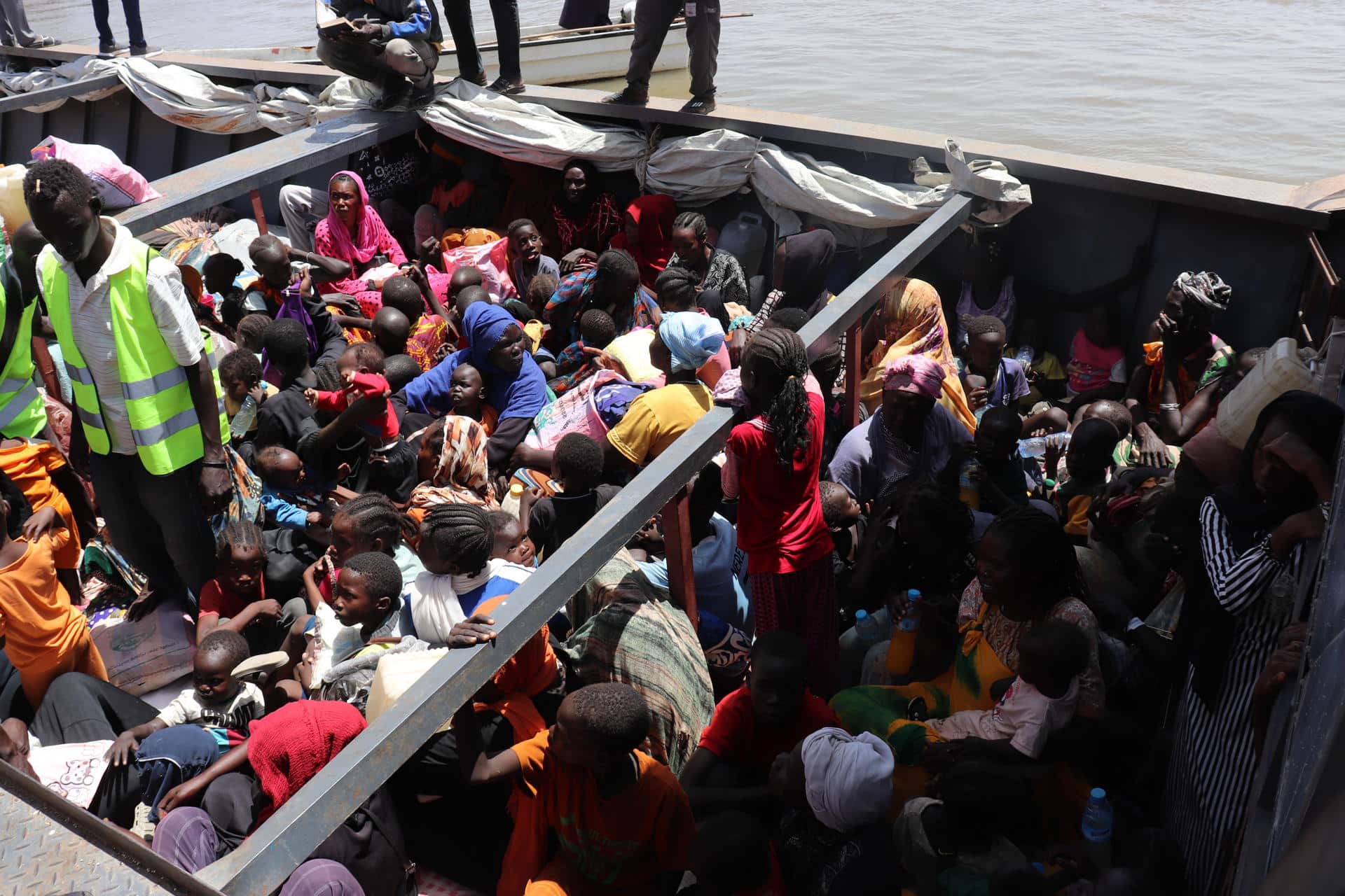 Desplazados sudaneses en un barco de la Organización Internacional de las Migraciones en una imagen de archivo. EFE/ Rosa Soto