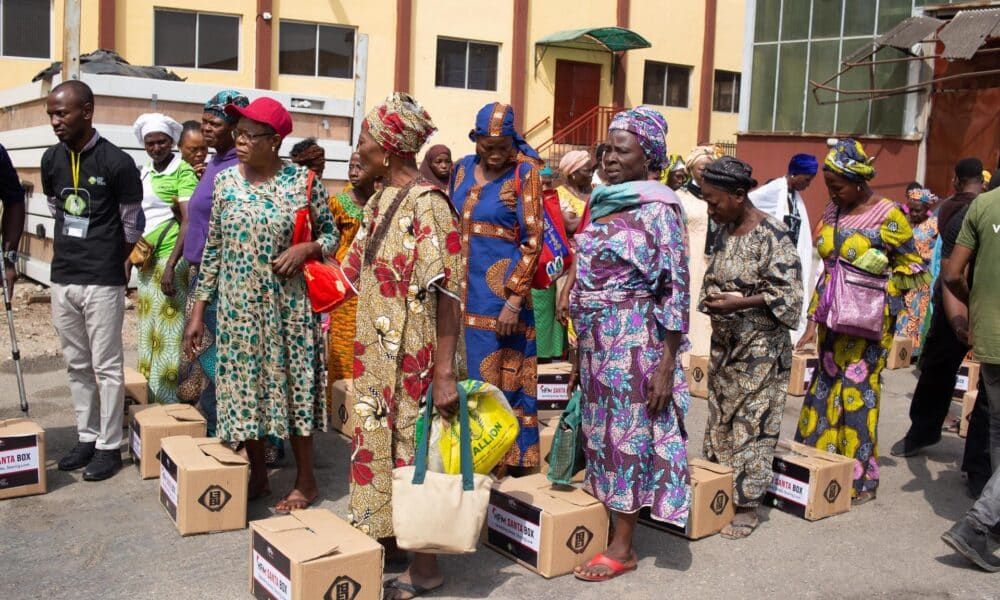 Personas hacen fila para conseguir comida en un banco de alimentos en Lagos. EFE/EPA/EMMANUEL ADEGBOYE