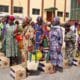 Personas hacen fila para conseguir comida en un banco de alimentos en Lagos. EFE/EPA/EMMANUEL ADEGBOYE