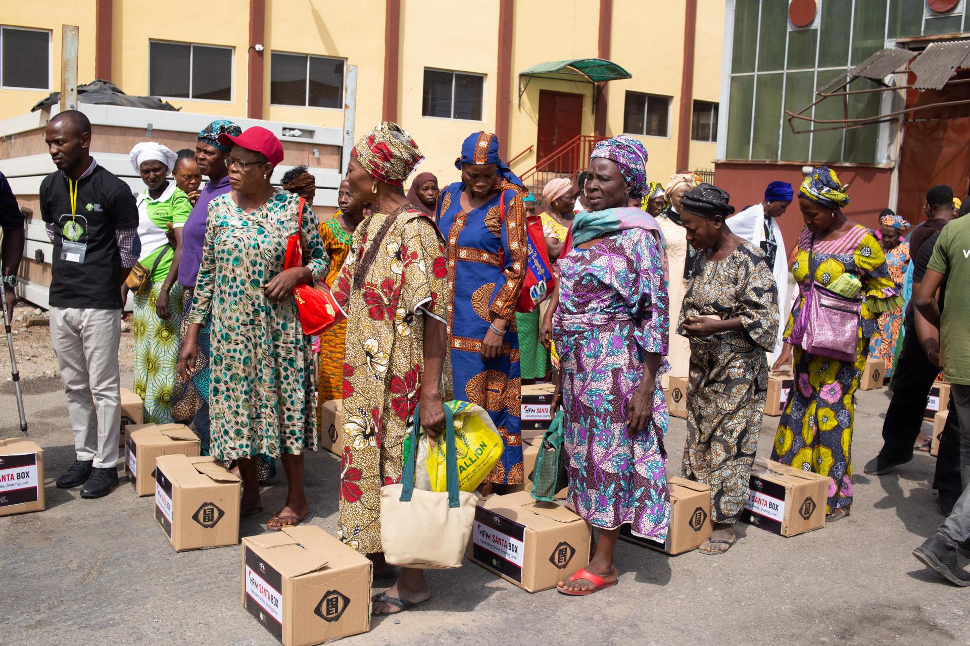 Personas hacen fila para conseguir comida en un banco de alimentos en Lagos. EFE/EPA/EMMANUEL ADEGBOYE