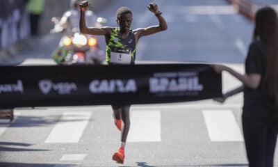 El atleta keniano Wilson Kiprono Too celebra al ganar la 99ª edición de la Carrera Internacional de San Silvestre en Sao Paulo (Brasil). EFE/ Isaac Fontana