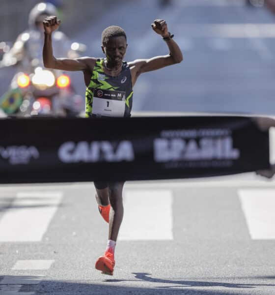 El atleta keniano Wilson Kiprono Too celebra al ganar la 99ª edición de la Carrera Internacional de San Silvestre en Sao Paulo (Brasil). EFE/ Isaac Fontana