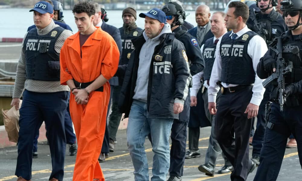 Fotografía cedida por la Alcaldía de Nueva York de Luigi Mangione siendo trasladado por agentes de policía a su llegada al helipuerto de Wall Street, este jueves en Nueva York (Estados Unidos).EFE/ Michael Appleton / Alcaldía de Nueva York