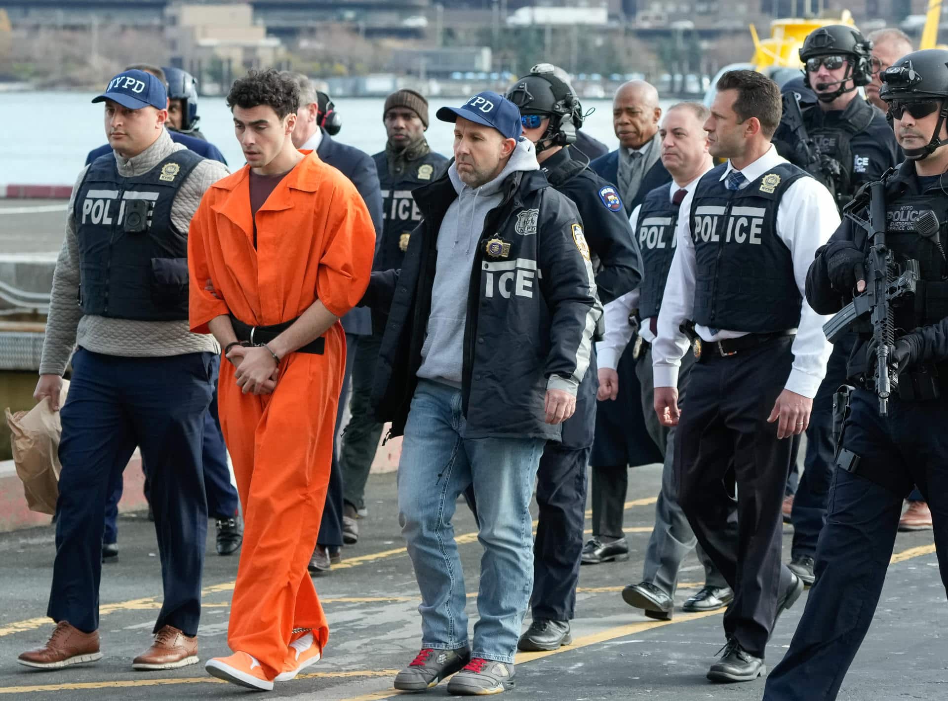 Fotografía cedida por la Alcaldía de Nueva York de Luigi Mangione siendo trasladado por agentes de policía a su llegada al helipuerto de Wall Street, este jueves en Nueva York (Estados Unidos).EFE/ Michael Appleton / Alcaldía de Nueva York