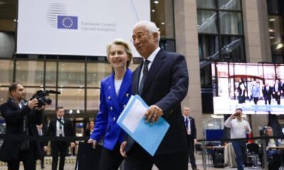 La presidenta de la Comisión Europea Ursula von der Leyen (I) y el presidente del Consejo Europeo, Antonio Costa, al final del Consejo Europeo durante la Cumbre de la UE en Bruselas, Bélgica, 19 de diciembre de 2024. EFE/OLIVIER HOSLET