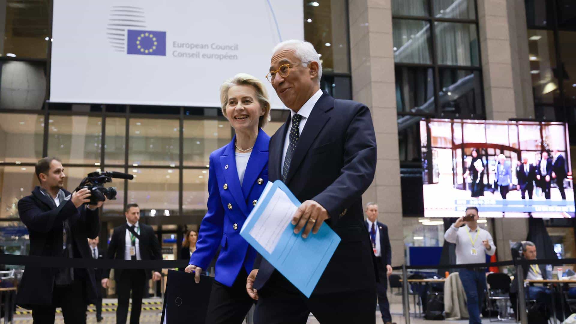 La presidenta de la Comisión Europea Ursula von der Leyen (I) y el presidente del Consejo Europeo, Antonio Costa, al final del Consejo Europeo durante la Cumbre de la UE en Bruselas, Bélgica, 19 de diciembre de 2024. EFE/OLIVIER HOSLET