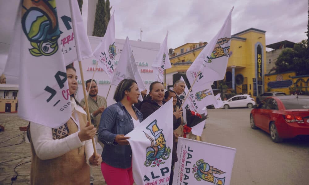 Pobladores reciben a migrantes mexicanos que regresan de Estados Unidos este jueves, en el municipio de Jalpan de Serra (México). EFE/ Sergio Adrián Ángeles